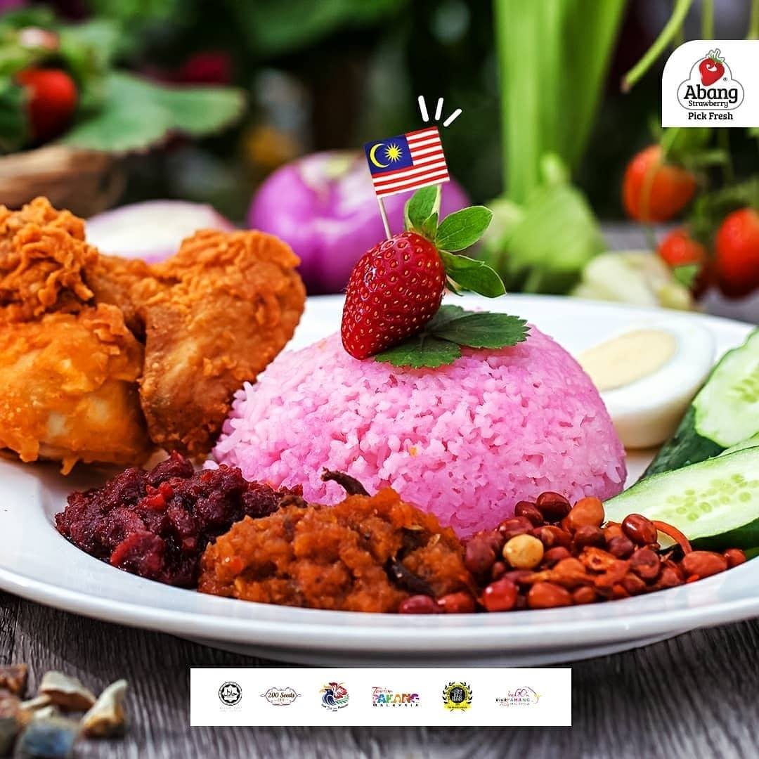 Strawberry Nasi Lemak at 200 Seeds Cafe. (Photo © Abang Strawberry Facebook)