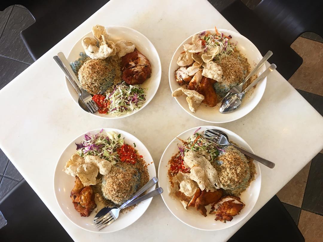 Nasi Kerabu at Restoran Patatimo. (Photo © Restoran Patatimo Facebook)