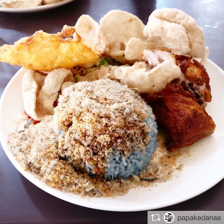 Nasi Kerabu at Restoran Patatimo. (Photo © papakedana on Restoran Patatimo Facebook)