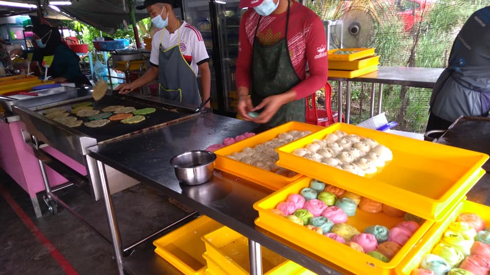Roti Canai Pelangi at Warung Dimyati Roti Canai Pelangi. (Photo © Roti Canai Pelangi Facebook)