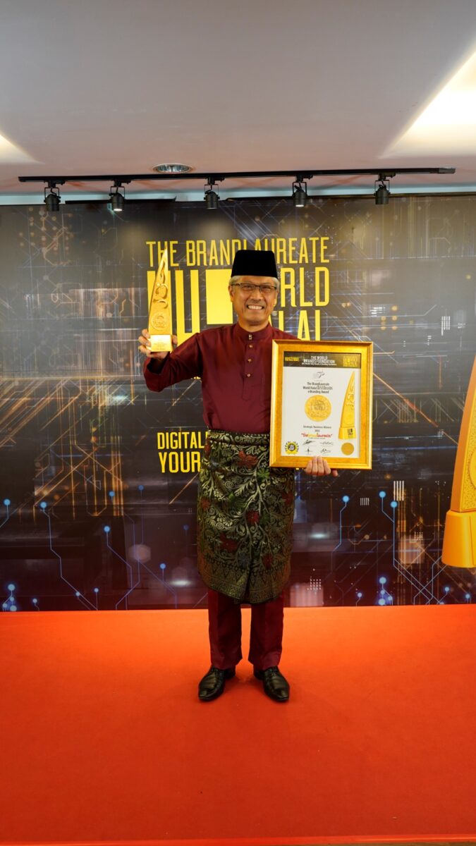Dato' Dr. Mohmed Razip Hasan, Director General of Islamic Tourism Centre, receives the Strategic Business Alliance award
