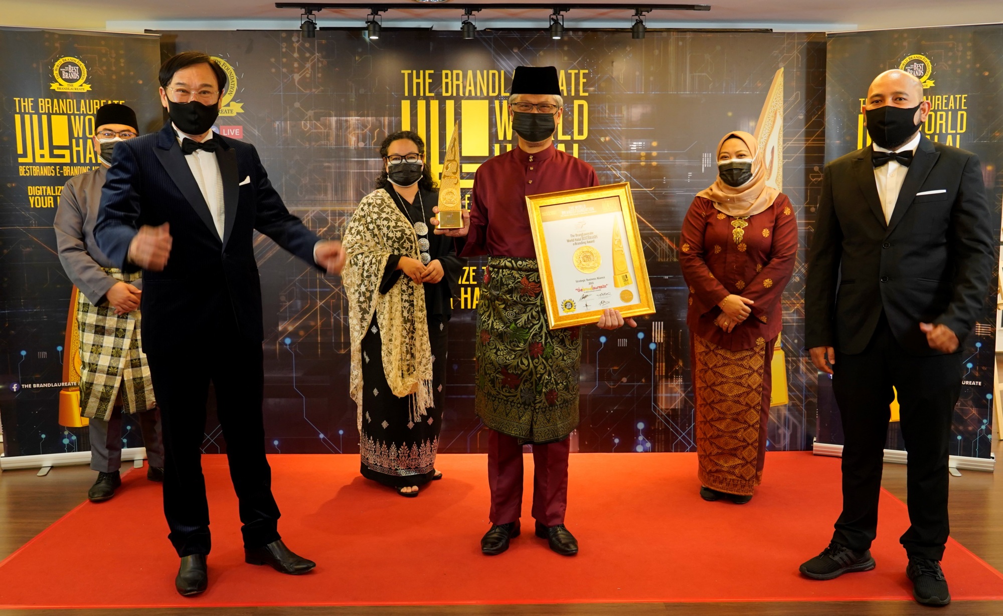 Dato' Dr. Mohmed Razip Hassan (front row, centre) receives the Strategic Business Alliance award