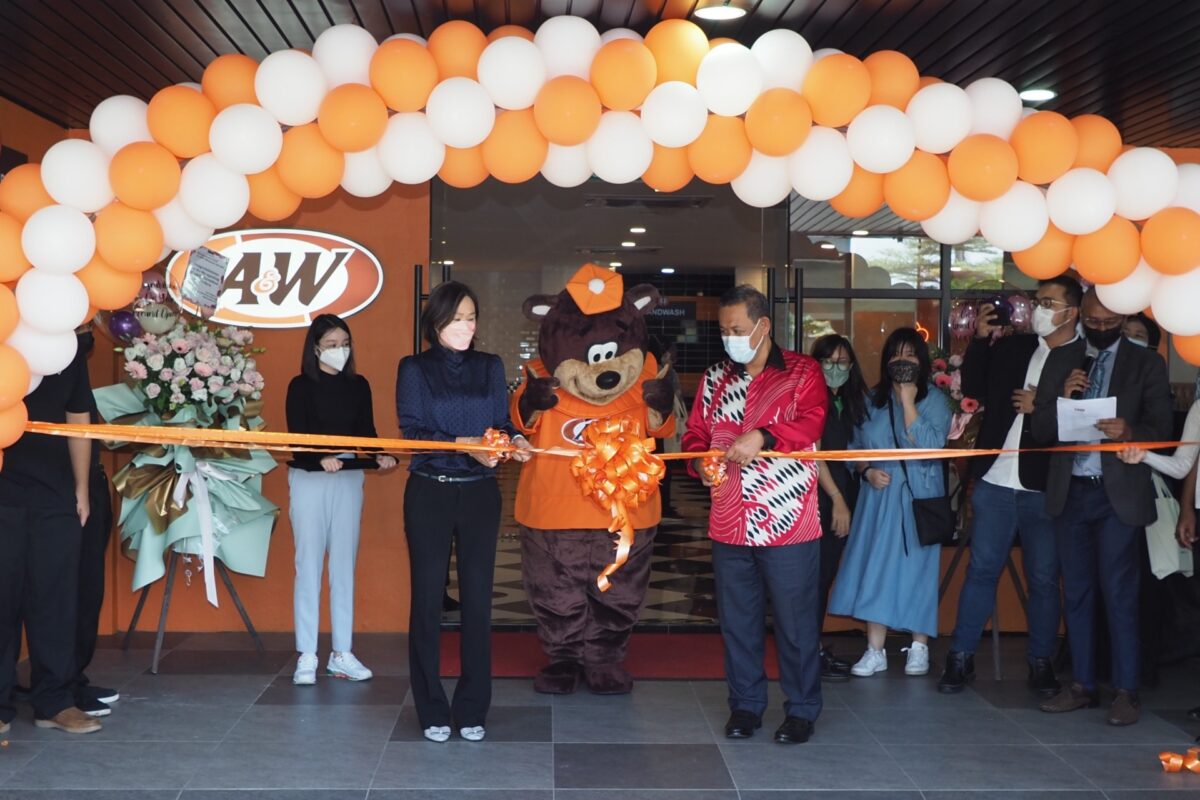 YAB Dato’ Seri Haji Aminuddin bin Haji Harun, Menteri Besar Negeri Sembilan and Ms Sophia Ch'ng, Director of A&W Malaysia Sdn. Bhd marking the official re-opening of the A&W Seremban Drive-Thru with a ribbon cutting ceremony