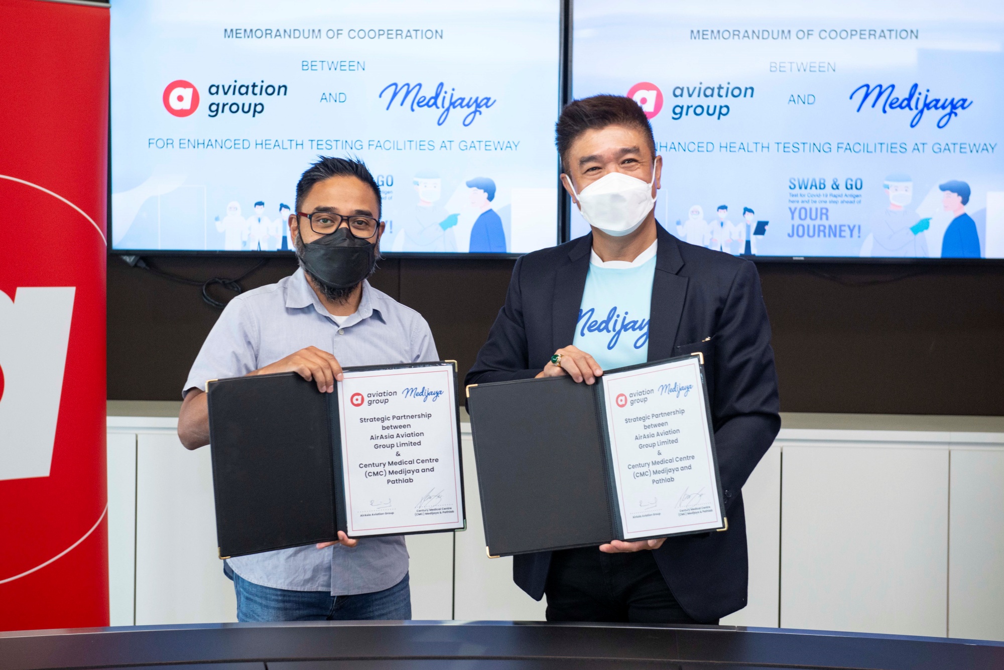 Riad Asmat, CEO of AirAsia Malaysia and Dato’ Marcus Kam, Group President and CEO of CMC Medijaya and PATHLAB signing the Memorandum of Cooperation at AirAsia RedQ today.