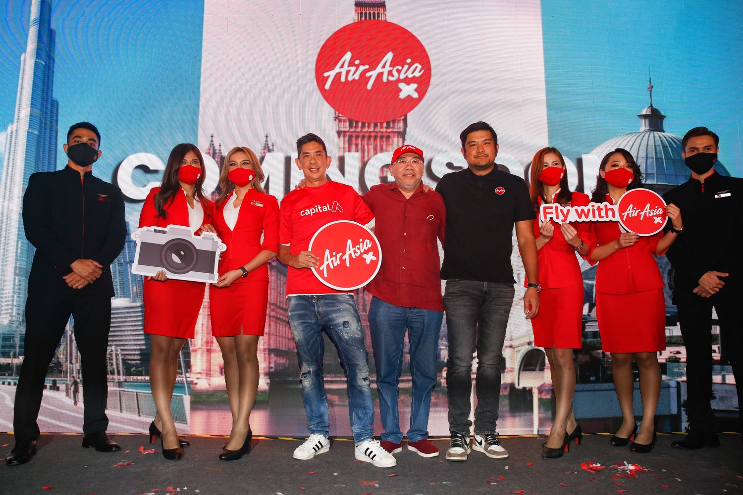 (Fourth from left) Colin Currie, President (Commercial) of Capital A; Datuk Kamarudin Meranun, Executive Chairman of Capital A; and Benyamin Ismail, CEO of AirAsia X at the AirAsia X relaunched event held in Kuala Lumpur today.