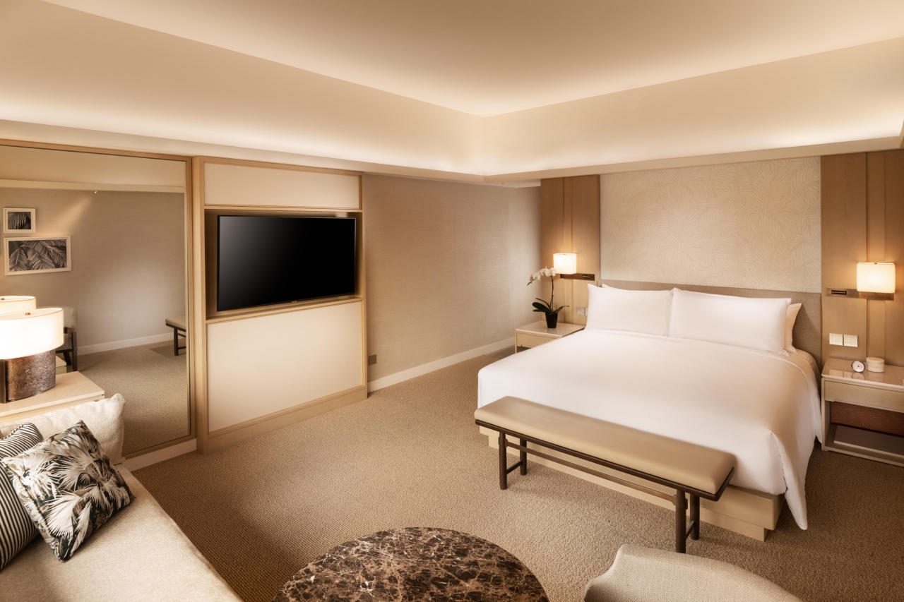 Conrad Singapore Orchard’s spacious, residential-style guest rooms exude urban serenity and sophisticated design