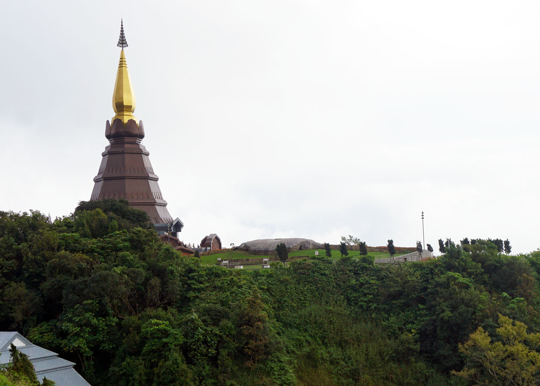 Built to honour the 60th birthday of King Bhumibol Adulyadej and Queen Sirikit, the Royal Twin Pagodas are surrounded by beautiful gardens.