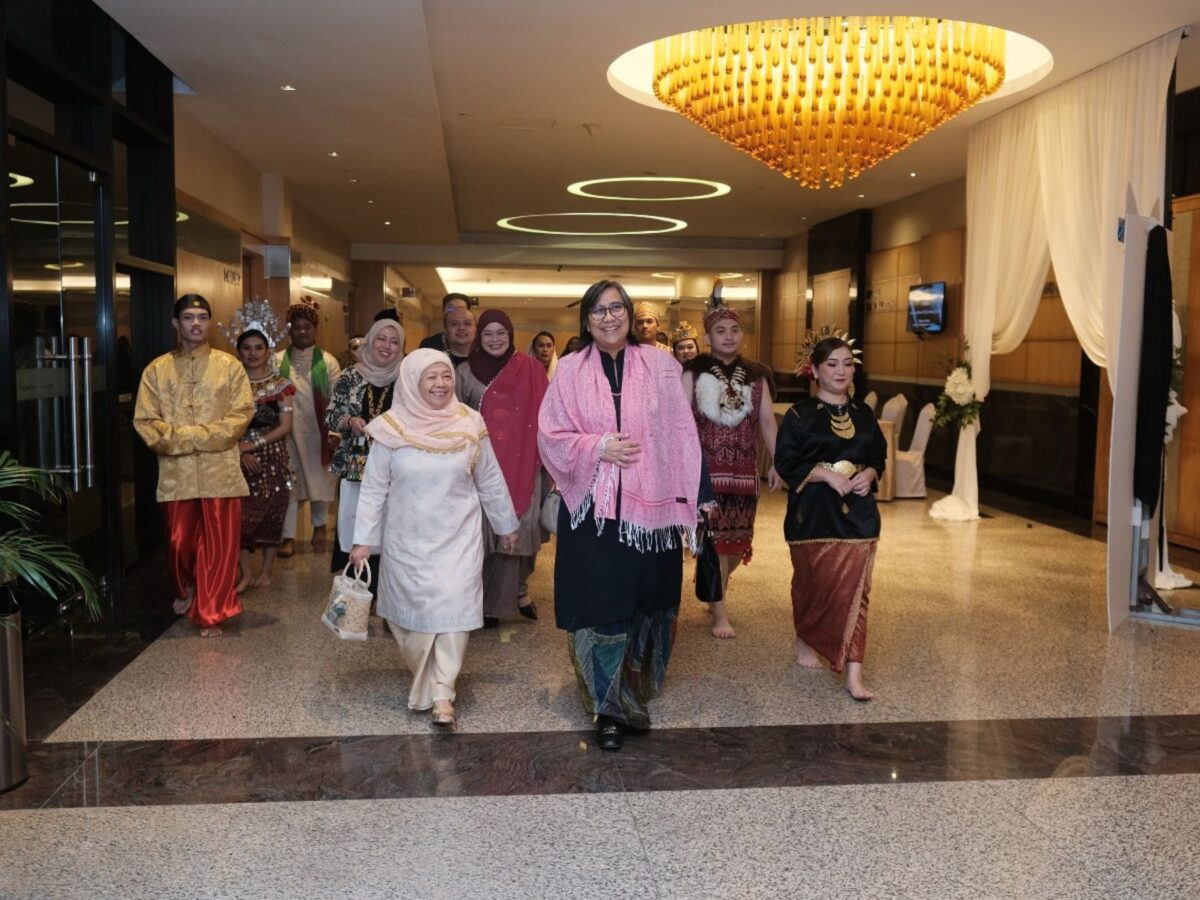 STB Media Night.-Third from right: Puan Sharzede Datu Haji Salleh Askor, Chief Executive Officer of Sarawak Tourism Board, arrives alongside esteemed guests at STB Media Night.