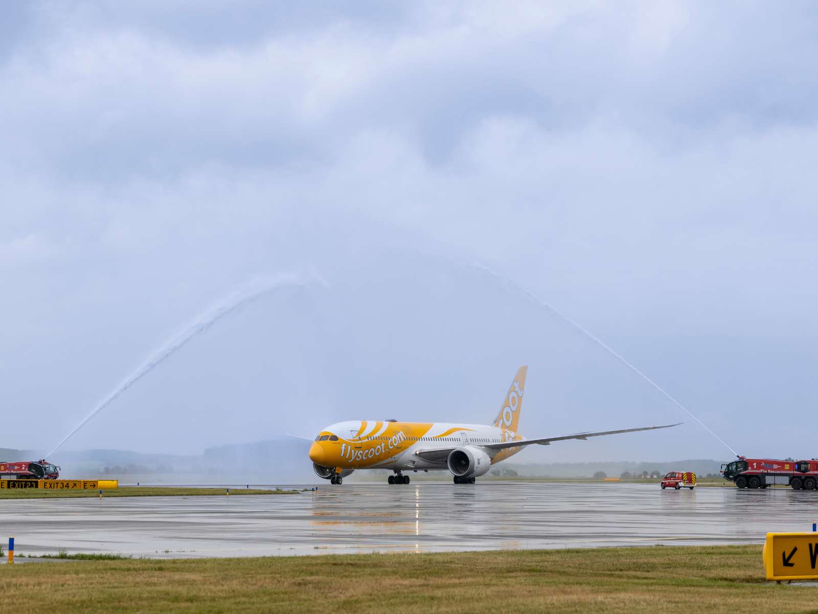 Scoot Boeing 787 Dreamliner arriving in Vienna Airport with a Water Cannon Salute Ceremony