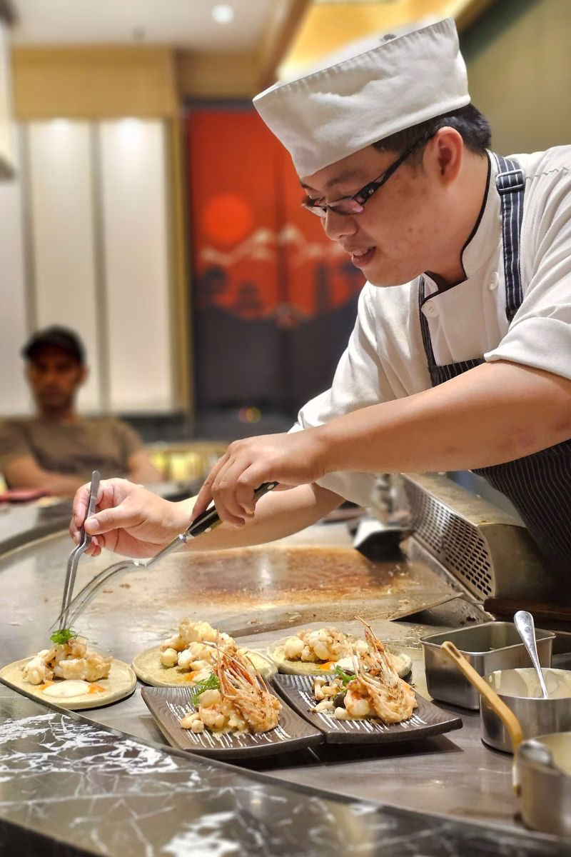Kozan preparing teppanyaki