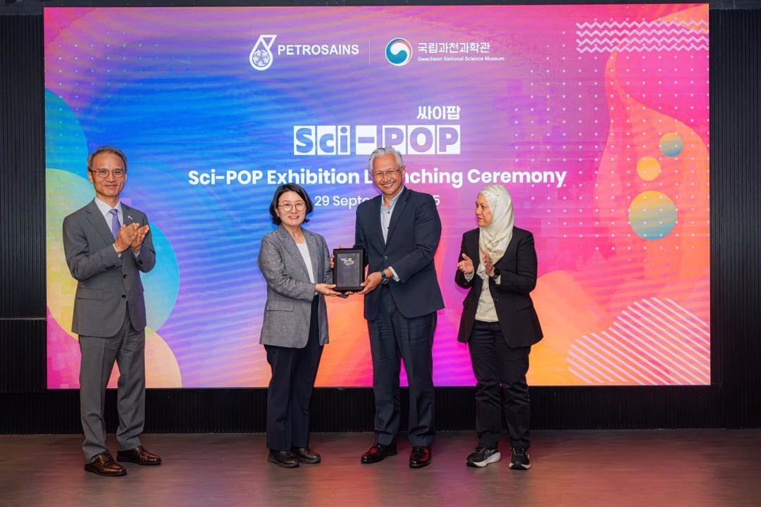 The sci-pop exhibition launch was graced by the presence of (from left to right) Yeo Seung-bae, Han Hyung-joo, Ezarisma and Siti Azlina.