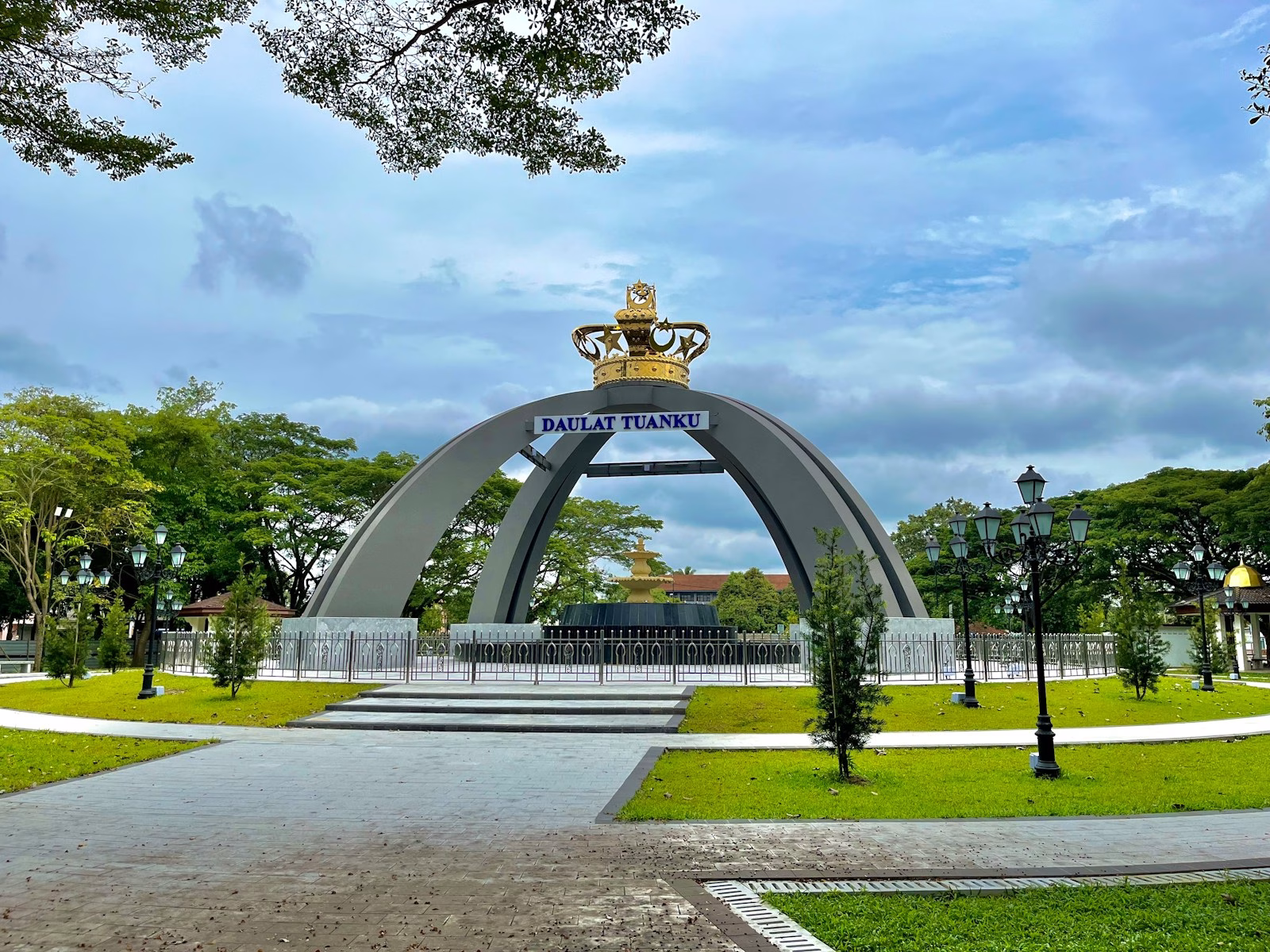 a large arch with a crown on top of it