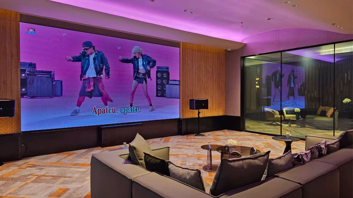 A karaoke lounge inside the Plaii Building at Chiang Mai Marriott Hotel. Photo by Juhan bin Kamaruddin.