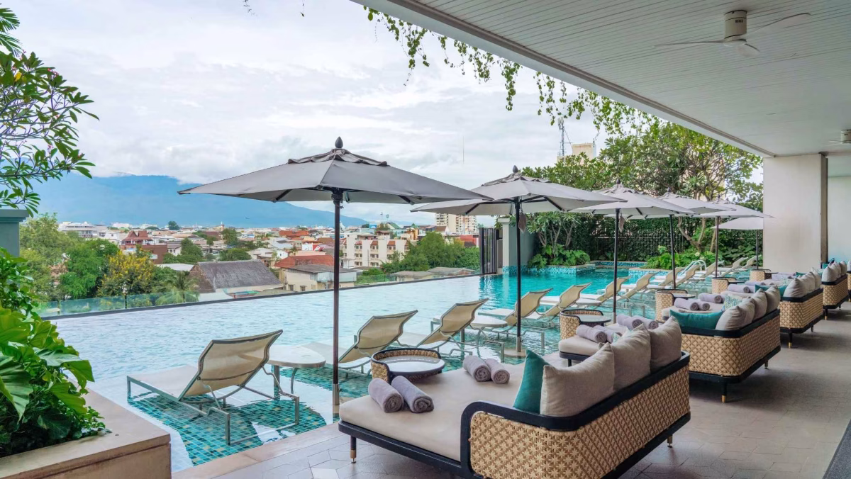 Another view of the infinity-edged swimming pool. Photo by Chiang Mai Marriott Hotel.