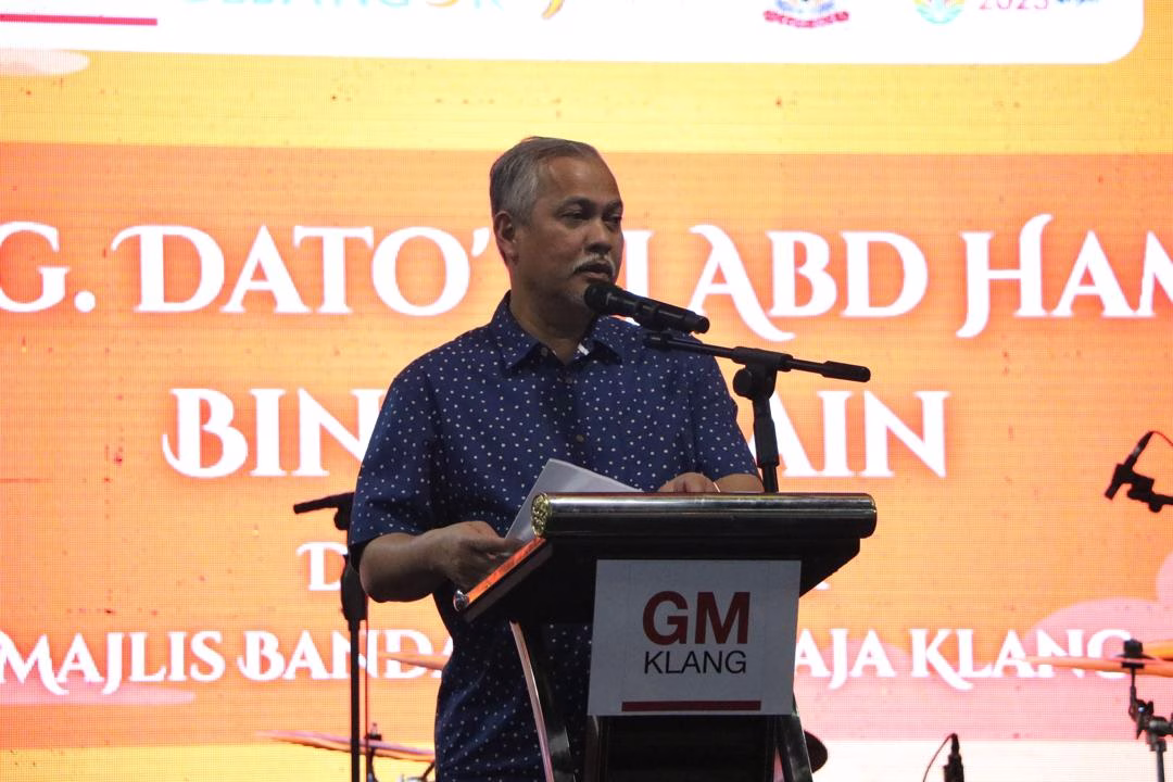 Datuk Haji Abd Hamid bin Hussain, Mayor of the Royal Klang City Council (MBDK), delivering his officiating speech, expressing support for GM Klang’s initiative in strengthening Klang’s economic and tourism development.