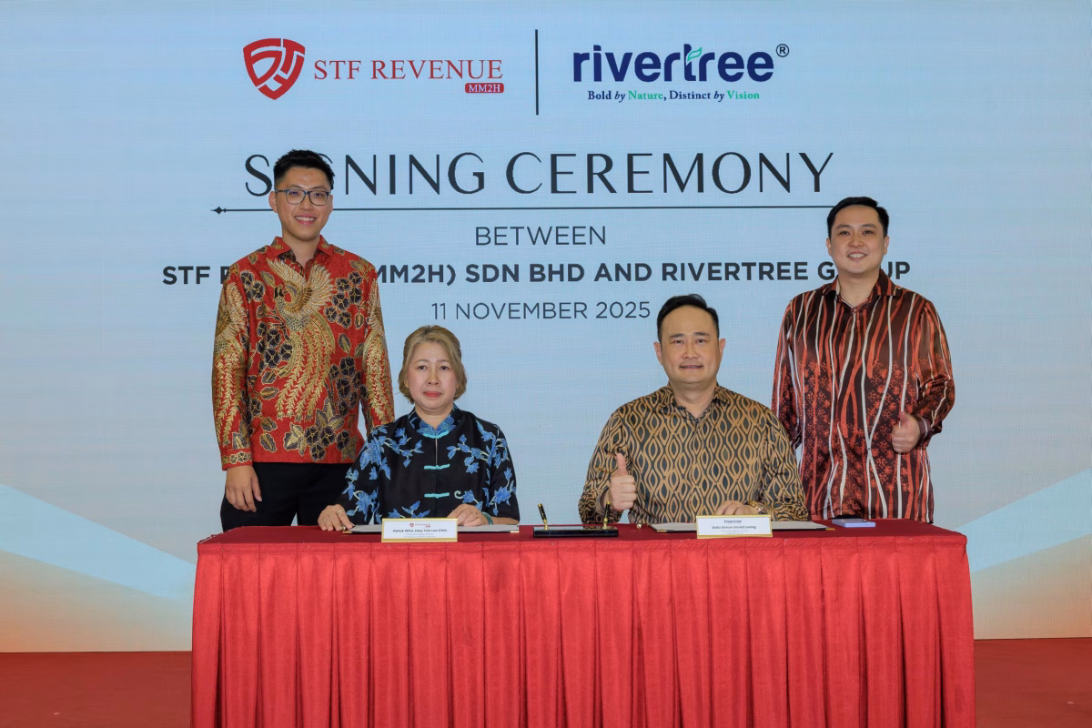 The event also saw the signing of a strategic partnership agreement between STF Revenue (MM2H) Sdn Bhd, represented by Datuk Wira Joey Yan Lee Chin, Group Managing Director of STF Group, and Rivertree Group, represented by Group Managing Director, Dato’ Simon David Leong (both seated) alongside (left) Jonathan Low Choon Wai, Director of International Operations of STF Revenue (MM2H) and (right) Datuk Leo Ong, Rivertree Group’s Director of Special Projects.