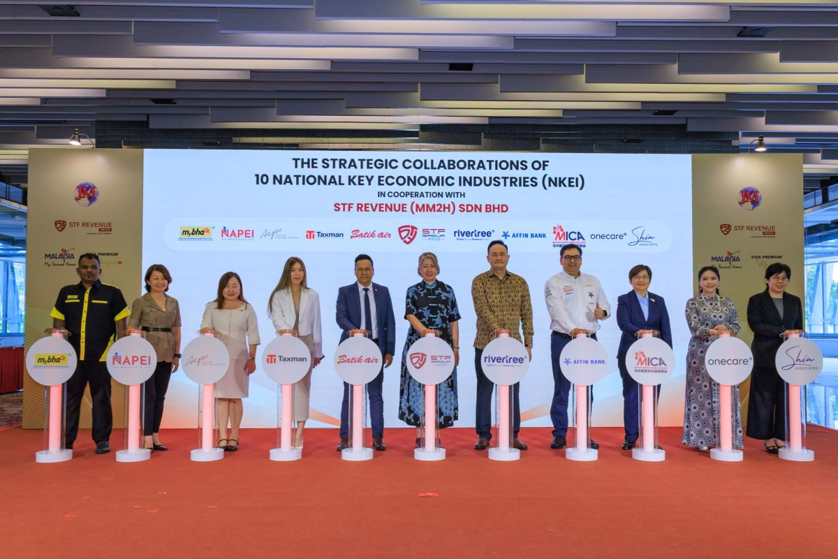 The grand opening also saw the support of various key industry leaders in the strategic collaboration announcement of the 10 national key economic industries, represented by, from left to right, the hotel industry, Mohamed Jafry Abdull Khathar, National Treasurer of Malaysia Budget & Business Hotel Association (MyBHA); education, Dato’ Lau Wau Ching, President of National Association of Private Education Institutions (NAPEI); insurance, Amely Mah, Senior Partner of ACP Agency; Audit, Kee Chun Ooi, Manager of Taxman Accounting; travel, Mohd Fauzi Rejab, Head of Government Business Development of Batik Air; STF Group, Datuk Wira Joey Yan Lee Chin; real estate, Dato' Simon David Leong, Group Managing Director of Rivertree Group; banking, Datuk Wan Razly Abdullah bin Wan Ali, President and Group Chief Executive Officer of Affin Bank Berhad; tourism, Dato’ Dr Angie Ng, President of Malaysian Inbound Chinese Association (MICA); Tan Lai Yan, Managing Director of OneCare Wellness; legal, Liew Sue Yin, Partner of Shin Associates.
