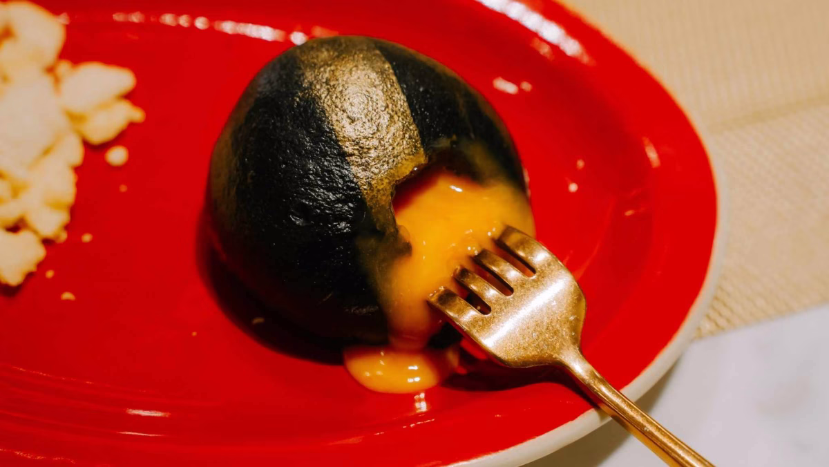 Salted egg custard bun served at Han The Chinese Cuisine. Photo by Chiang Mai Marriott Hotel.