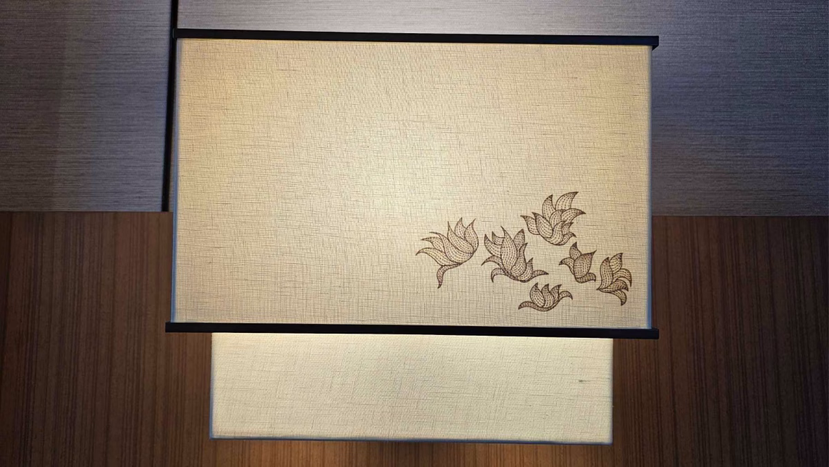 The illustration of Chiang Mai parrot flower gracing a lampshade inside a guestroom at Chiang Mai Marriott Hotel. Photo by Juhan bin Kamaruddin.