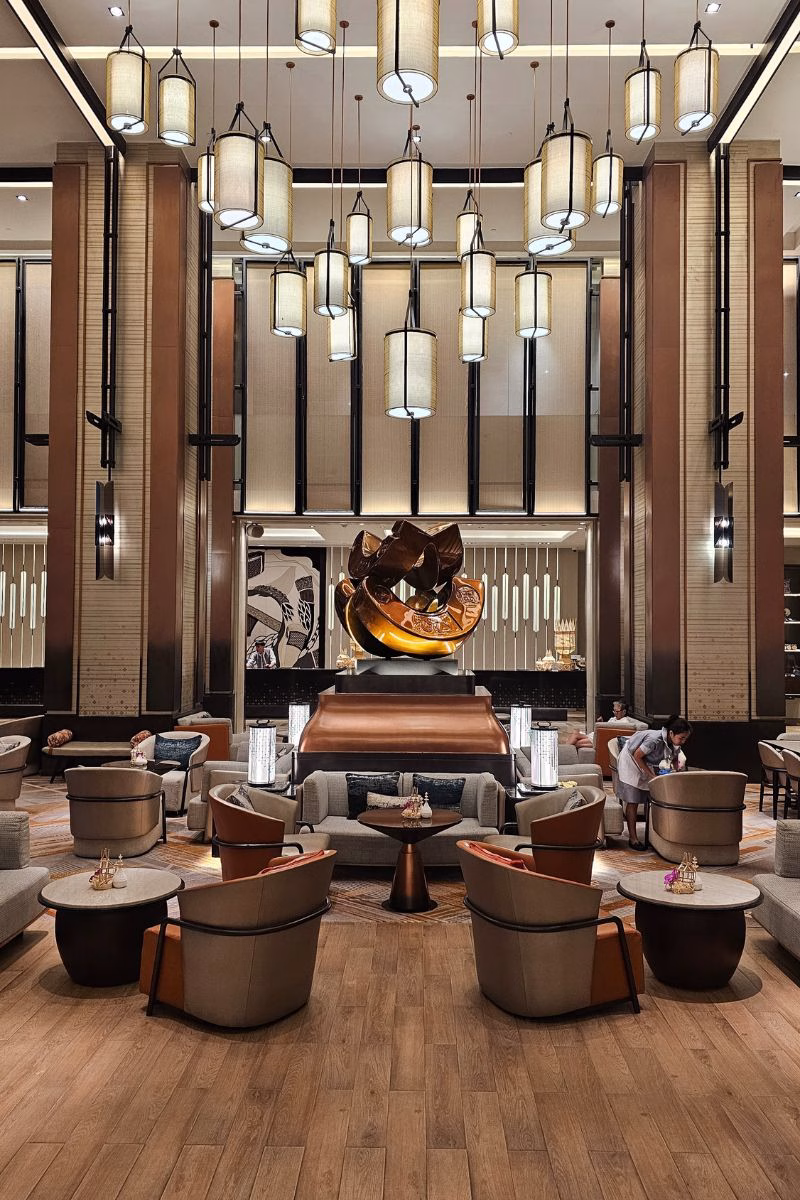 View of the Chiang Mai Marriott Hotel lobby from the side where the Ping Cuisine & Bar is located. Photo by Juhan bin Kamaruddin.