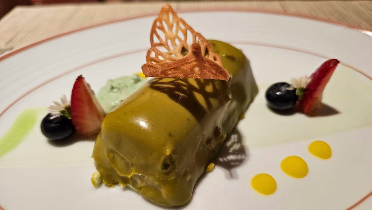 White chocolate and pistachio mousse served at Chiang Mai Marriott Hotel's Italian Restaurant, Favola. Photo by Juhan bin Kamaruddin.