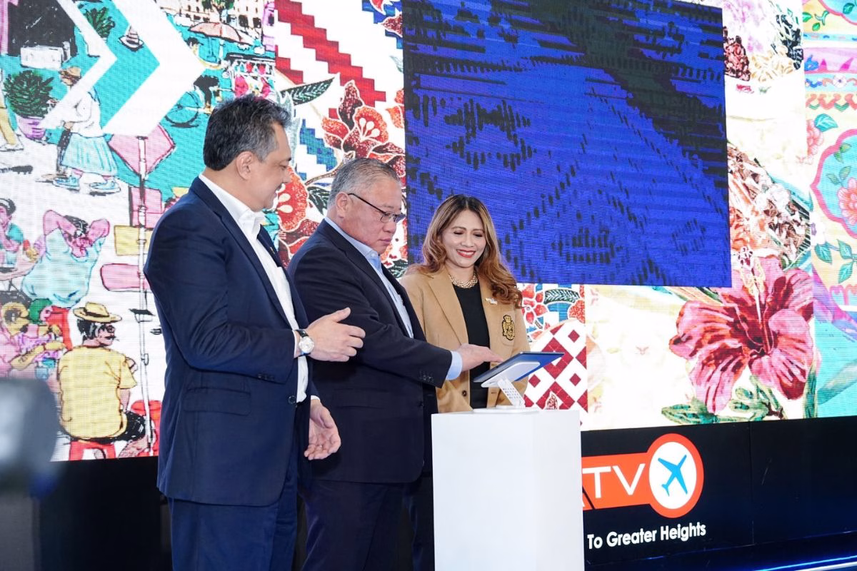 Dato’ Mohd Izani Ghani, YB Dato’ Seri Tiong King Sing, and Hani Ezra Hussin officially officiate the launch of Malaysia Airports’ ShopLAH campaign.