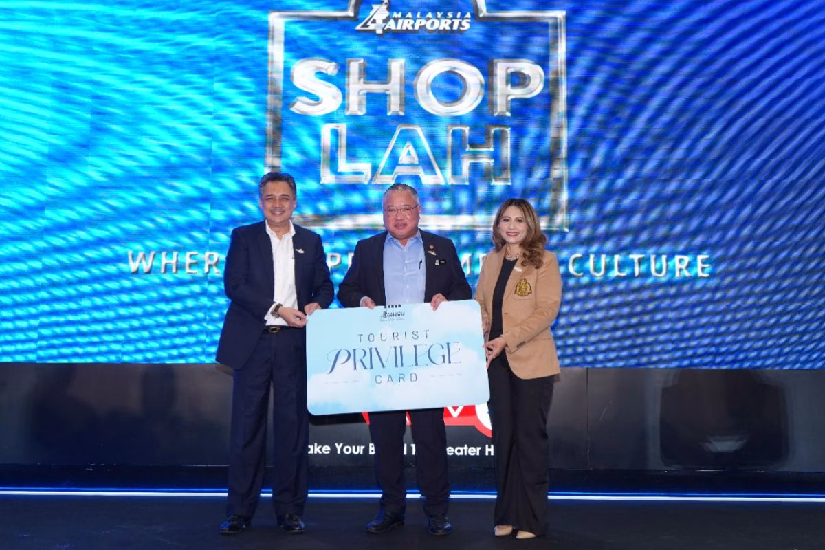 Dato’ Mohd Izani Ghani, YB Dato’ Seri Tiong King Sing, and Hani Ezra Hussin unveil the Tourist Privilege Card, a key highlight of the ShopLAH campaign designed to enhance the retail experience for global visitor