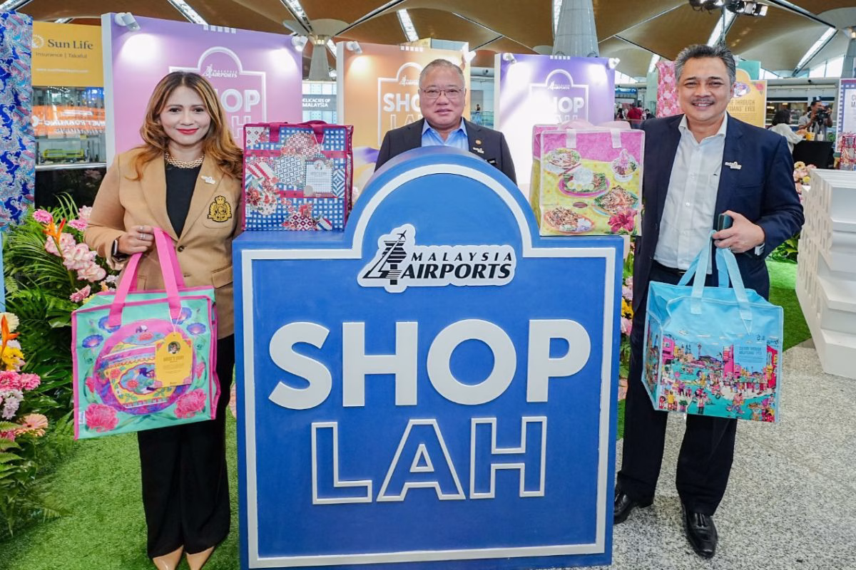 (L-R) Hani Ezra Hussin, Senior General Manager of Commercial Services, YB Dato’ Seri Tiong King Sing, Minister of Tourism, Arts and Culture, and Dato’ Mohd Izani Ghani, Managing Director of Malaysia Airports, showcase duty-free bags designed by local artists at the ShopLAH launch.