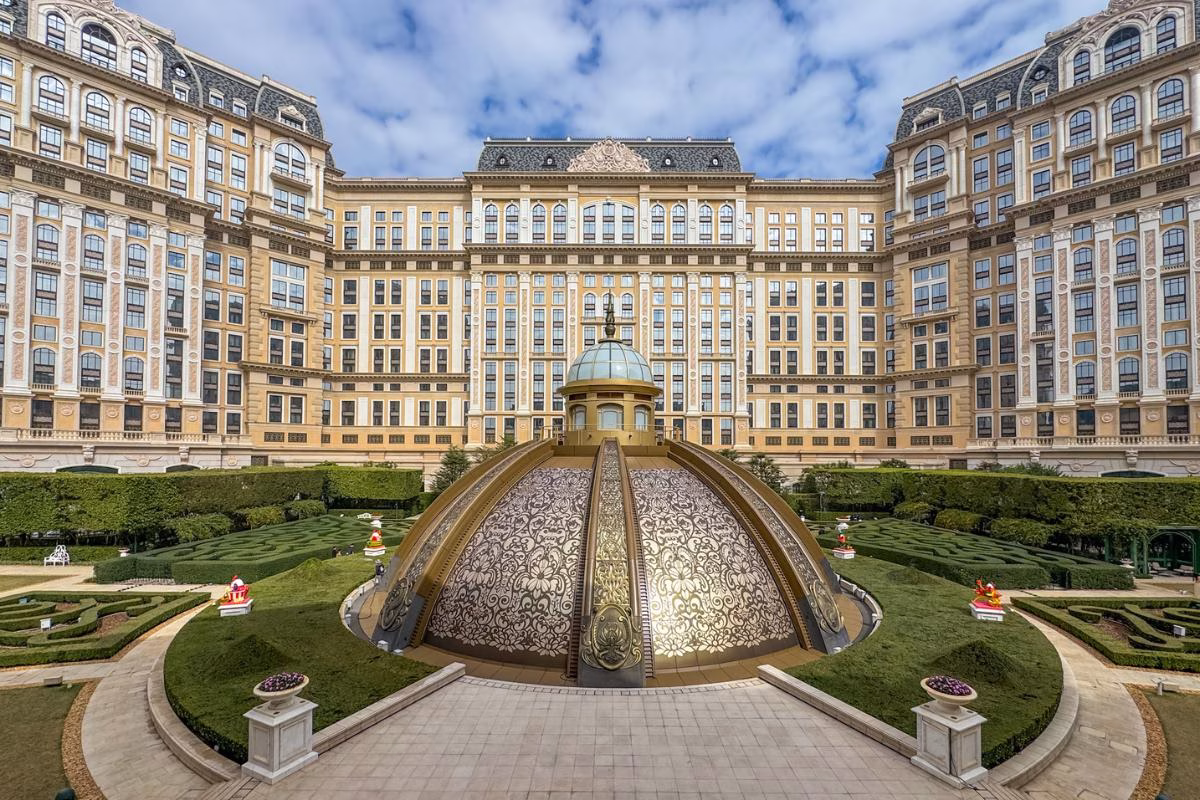 "Wander through the verdant archways of the Jardim Secreto, where sprawling greenery creates a serene, natural tunnel. This European-styled garden offers a peaceful respite and a picturesque backdrop amidst the resort’s grandeur.