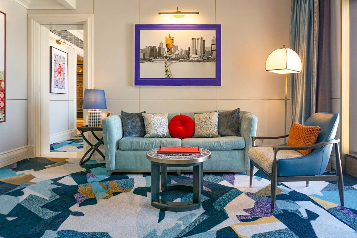The living area is a masterclass in spatial luxury, anchored by plush turquoise seating and bespoke art pieces that narrate Macau’s dual history. With its vibrant Chinoiserie-inspired décor and floor-to-ceiling windows, it serves as the perfect setting.