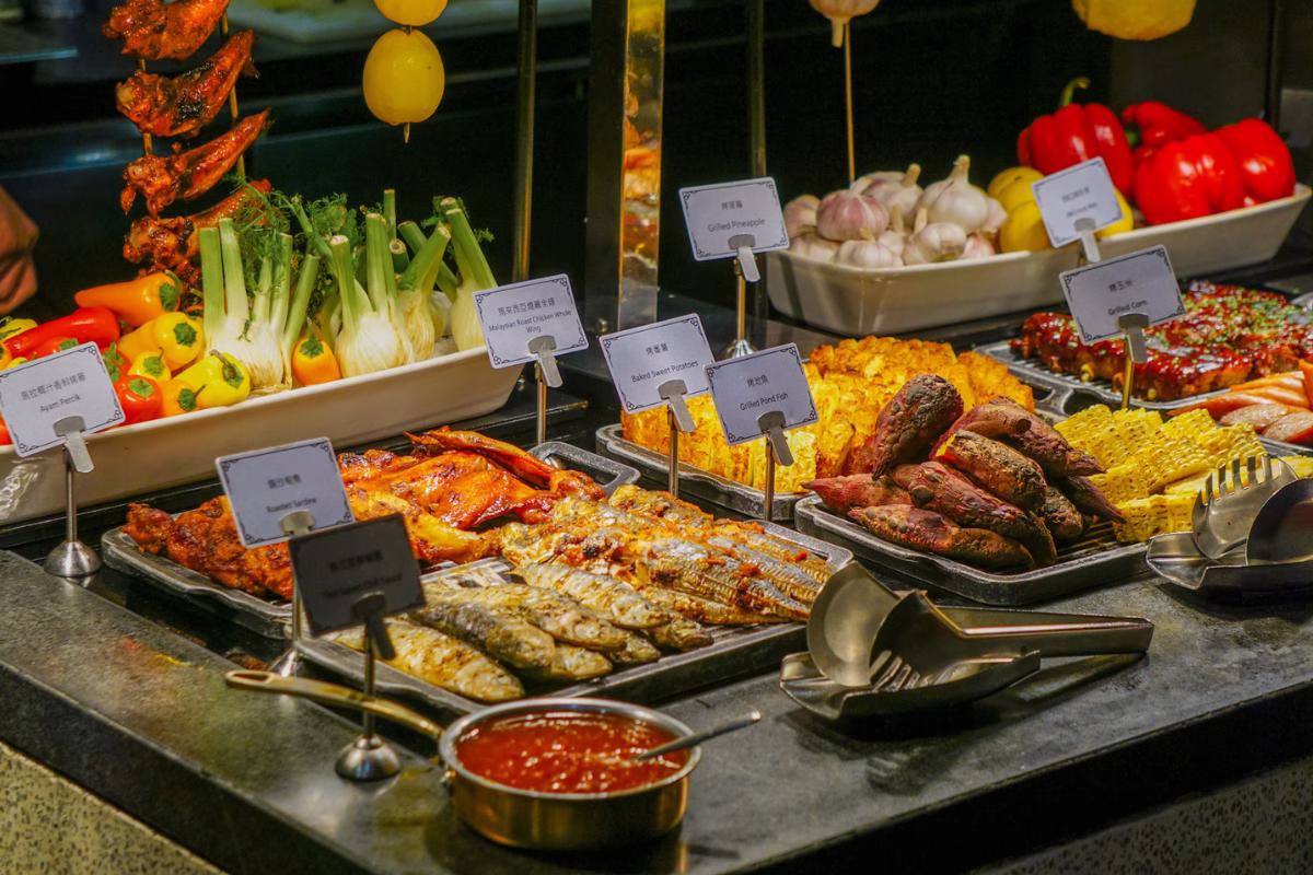 The Grand Buffet transforms into a vibrant ‘Asian Marketplace’ for the New Year, from the dedicated outdoor barbecue pit—the first of its kind in Macau.