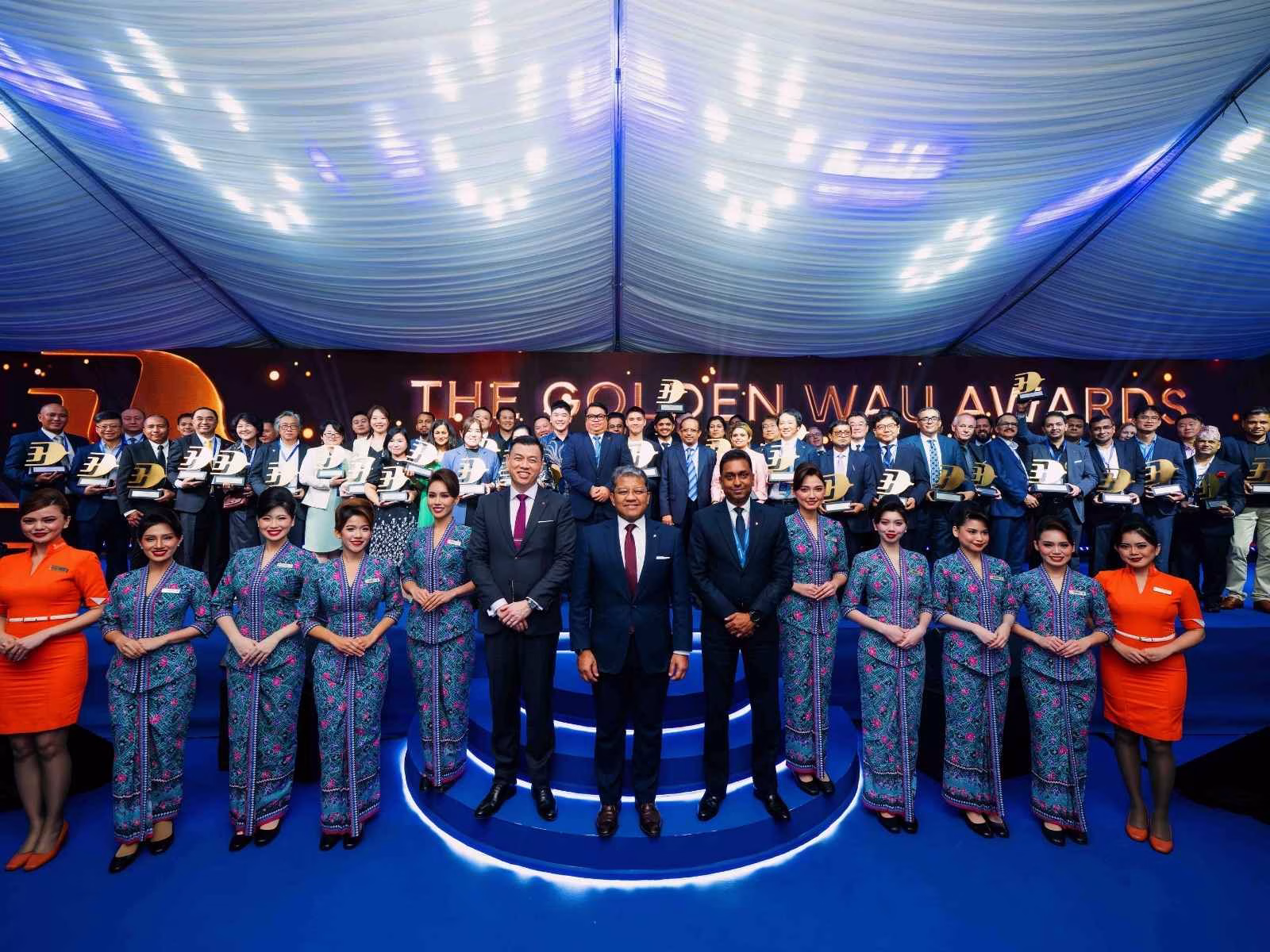 (Main) Middle, L-R_ Bryan Foong, CEO of Airline Business MAG, Capt Nasaruddin A. Bakar, PGCEO of MAG and Dersenish Aresandiran, CCO of Airline Business MAG with the recipients of The Golden Wau Awards at TES 2026