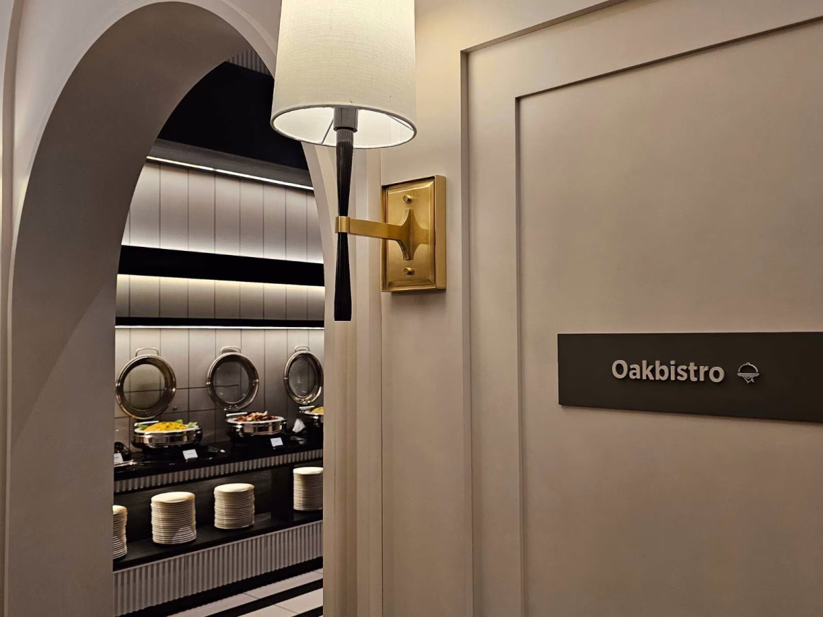 Entrace to Oakbistro. Photo by Juhan Kamaruddin.
