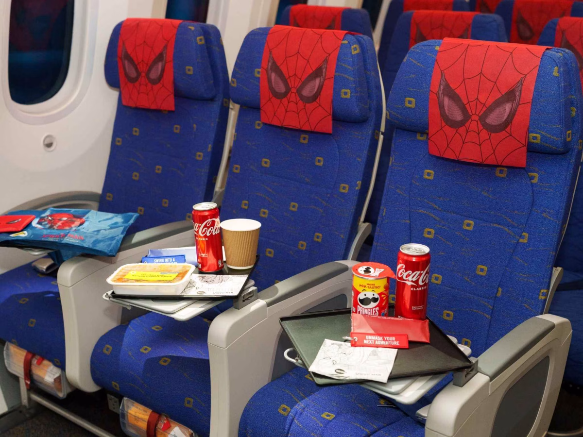 Flight tag or foldable eco-bag available on board as a gift with purchase
