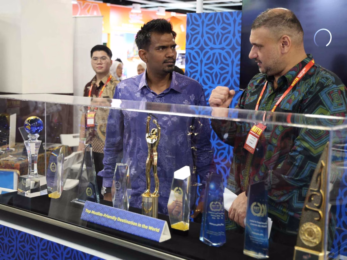 Mohammad Faisal (ITC Director-General) with Dr. Fazil Abdul Kadir (VP Air Transportation, MATTA) at ITC's booth at the MFTF