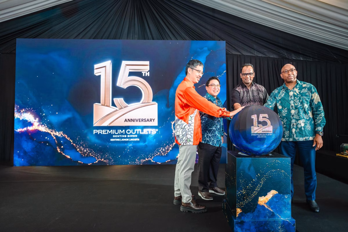 From left to right: Mr. Jean Marie Pin Harry, President and Chief Operating Officer of Genting Simon Sdn. Bhd.; Dato' Indera Lim Keong Hui, Chief Executive and Executive Director of Genting Plantations Berhad; Yang Berhormat Tuan Pannir Selvam A/L Paliksina Siwalinggam, Pengerusi Jawatankuasa Perpaduan, Warisan dan Budaya Negeri Johor; and Mr. Uchenna Akujuo, Vice President of International Development & Finance, Simon Property Group at the Genting Simon's 15th anniversary celebration at the Johor Premium Outlets.