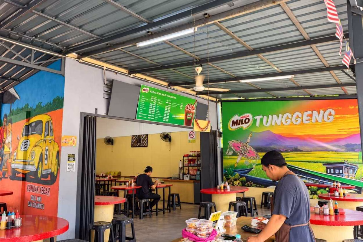 A popular local spot in Kelantan, known for its signature Milo Tunggeng and traditional East Coast dishes. Photo by Tunku Ilyana.