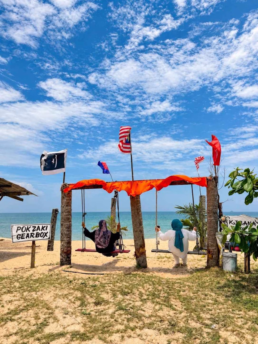 Enjoying the sea breeze and beach views at Pok Zaki Gearbox. Photo by Tunku Ilyana.